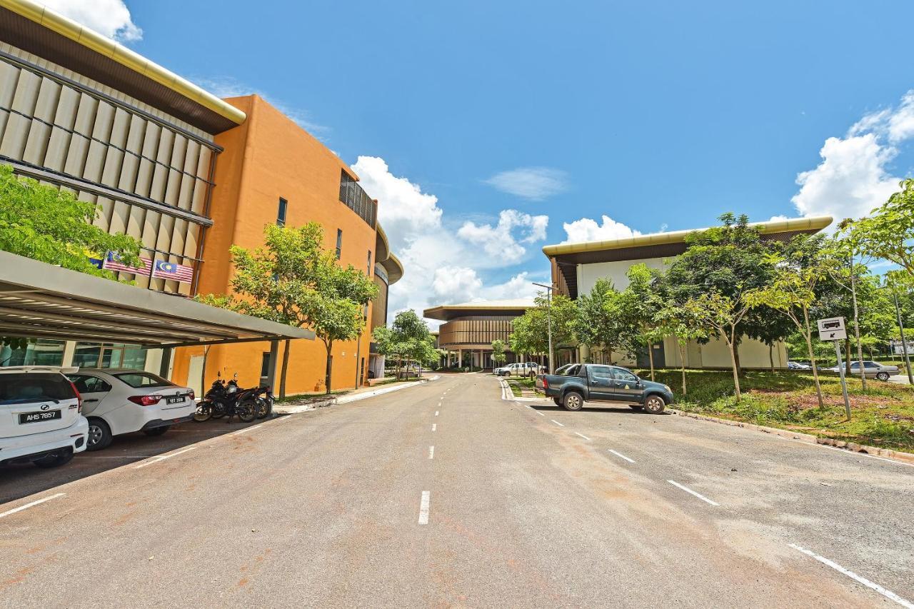 Capital O 90614 Cvia Ummul Hotel Padang Besar Buitenkant foto