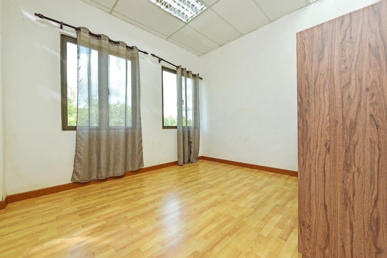 Capital O 90614 Cvia Ummul Hotel Padang Besar Buitenkant foto