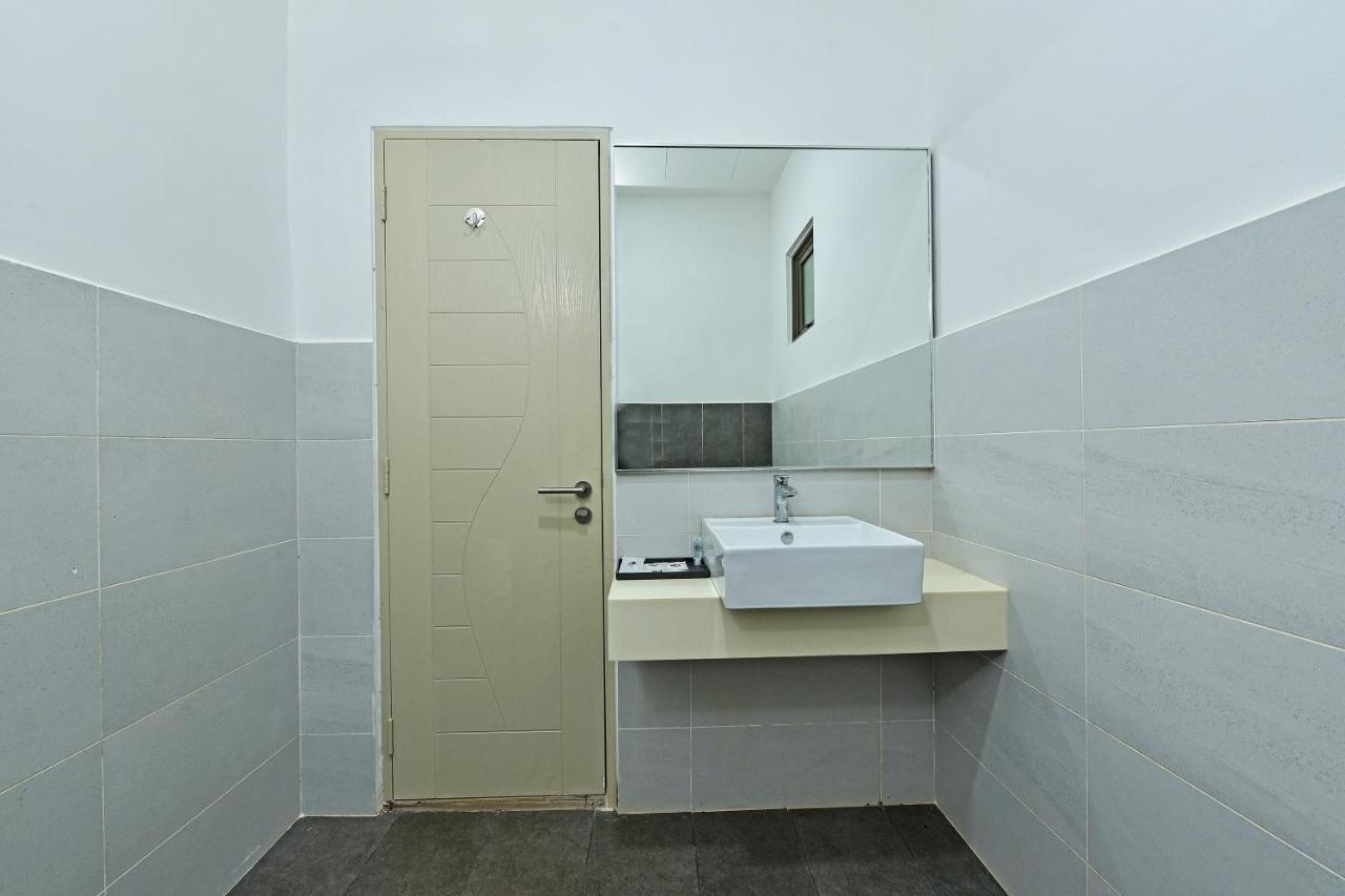 Capital O 90614 Cvia Ummul Hotel Padang Besar Buitenkant foto