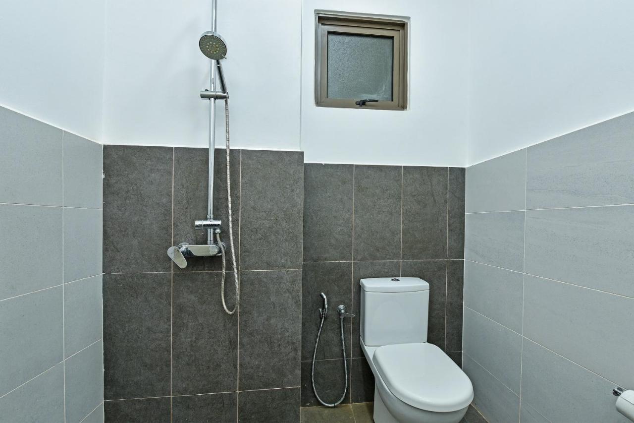 Capital O 90614 Cvia Ummul Hotel Padang Besar Buitenkant foto